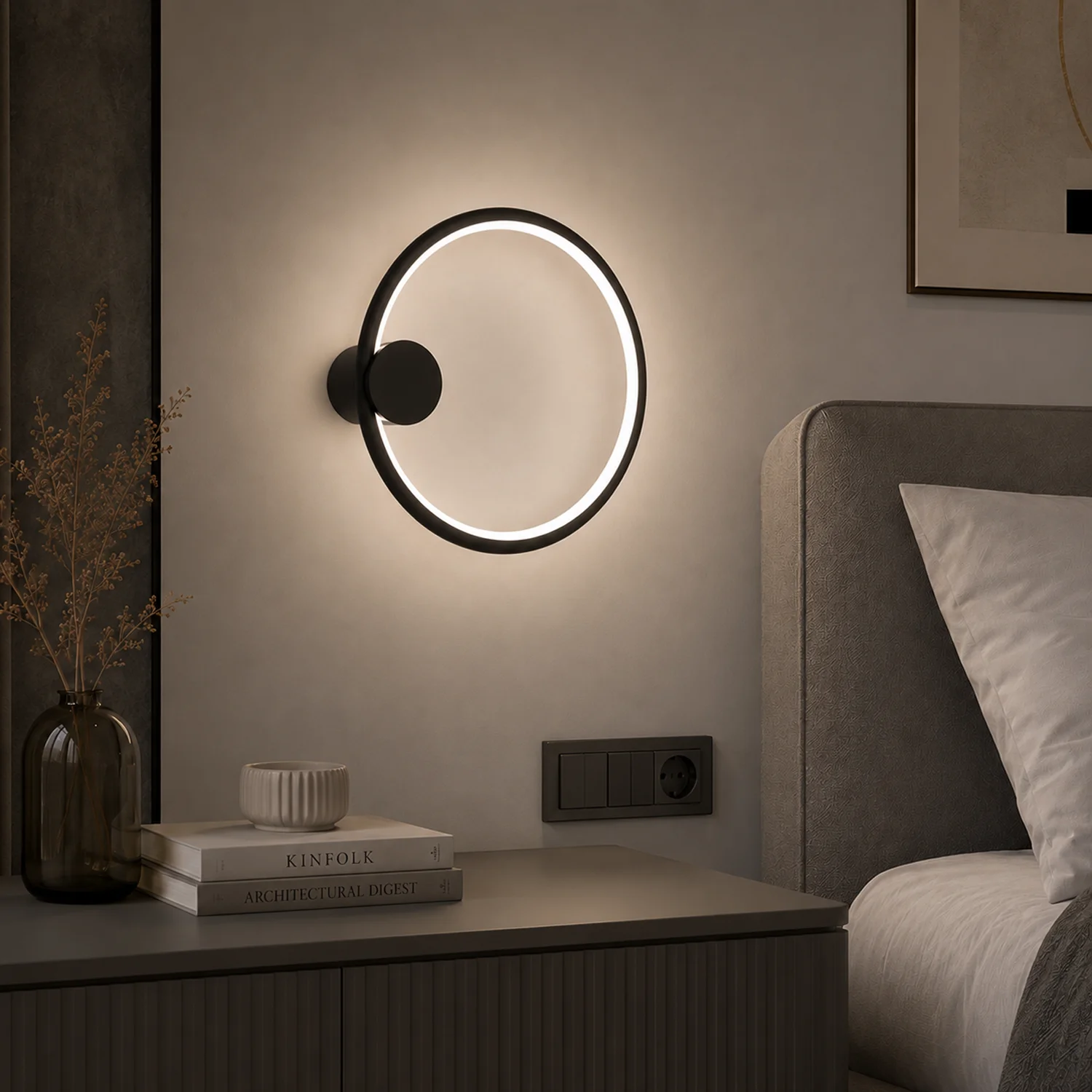 Schwarze LED-Wandleuchte Moon 30 cm 3000K in einem modernen Innenraum