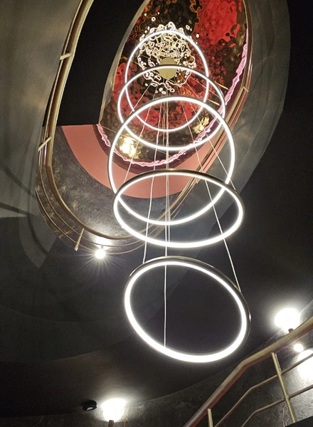 Moderne LED-Pendelleuchte Orbit No.5 120 cm Gold 4000K mit Fernbedienung LEDesign